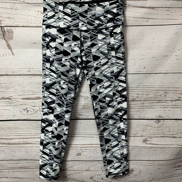 NWOT Victoria’s Secret Knockout Geometric Capris - Picture 3 of 6
